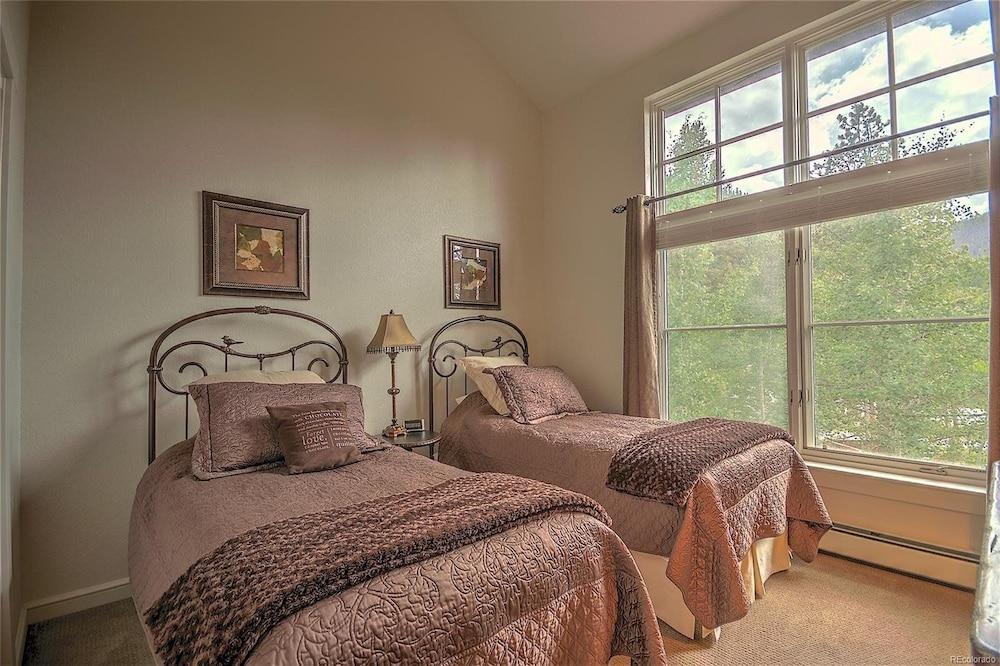 Luxury 3 Bedroom Townhouse next to Keystone Lake, Free Shuttle, Hot Tub and Sauna