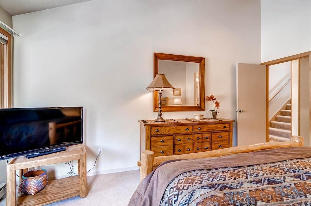 3 Bedroom Mountain Condo in Lakeside Village Near Keystone Lake with Complimentary Shuttle Service