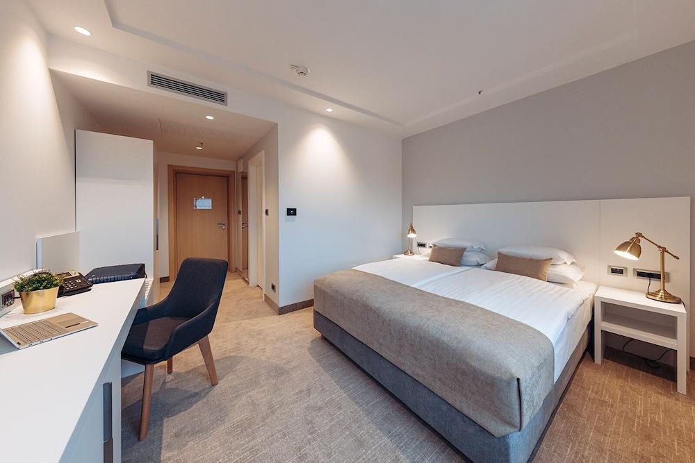 Antunovic Hotel East