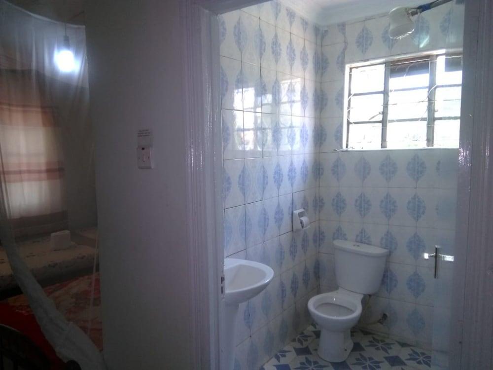 Robert's Village Inn