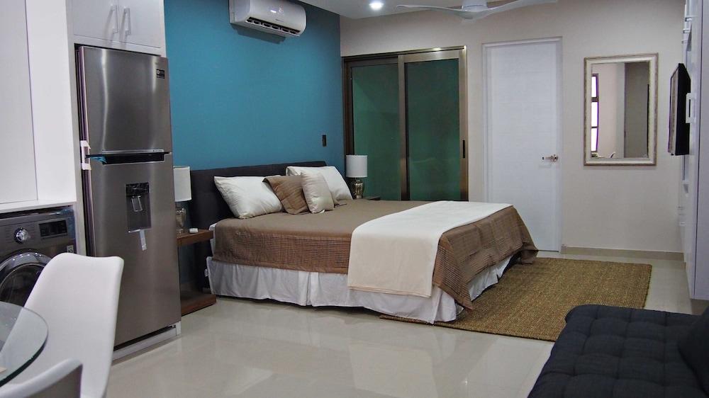 Palmarena Rooms and Residences - Long Stay Comfort with Parking, Sauna, Gym and Pool (Steps from 5th Avenue)