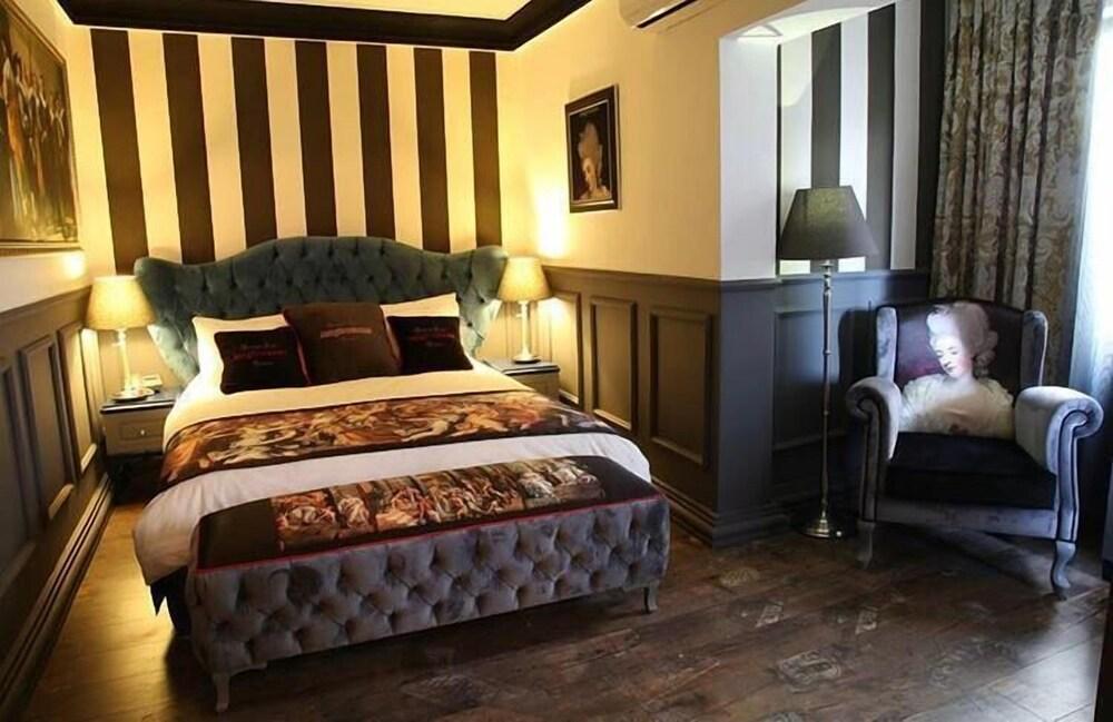 Art & Interiors Boutique Hotel