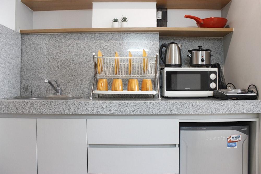 Comfy & Artsy Studio at Beverly Dago Apartment