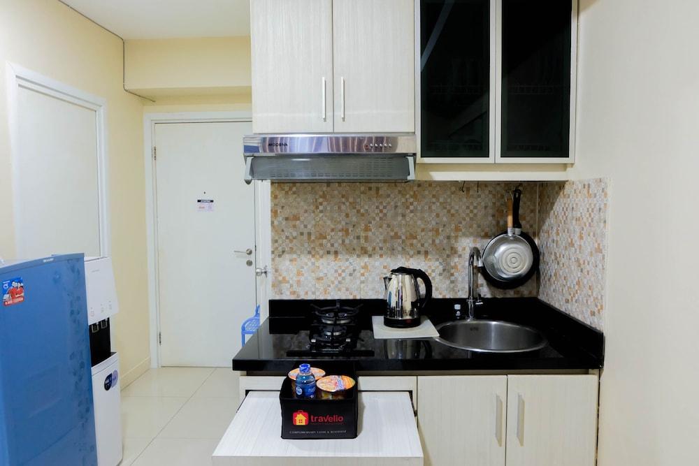 Modern and Comfy 2BR Green Pramuka Apartment