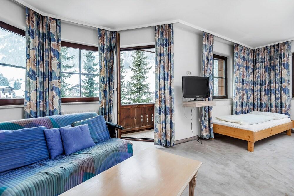 Pension Sylvia by Skinetworks