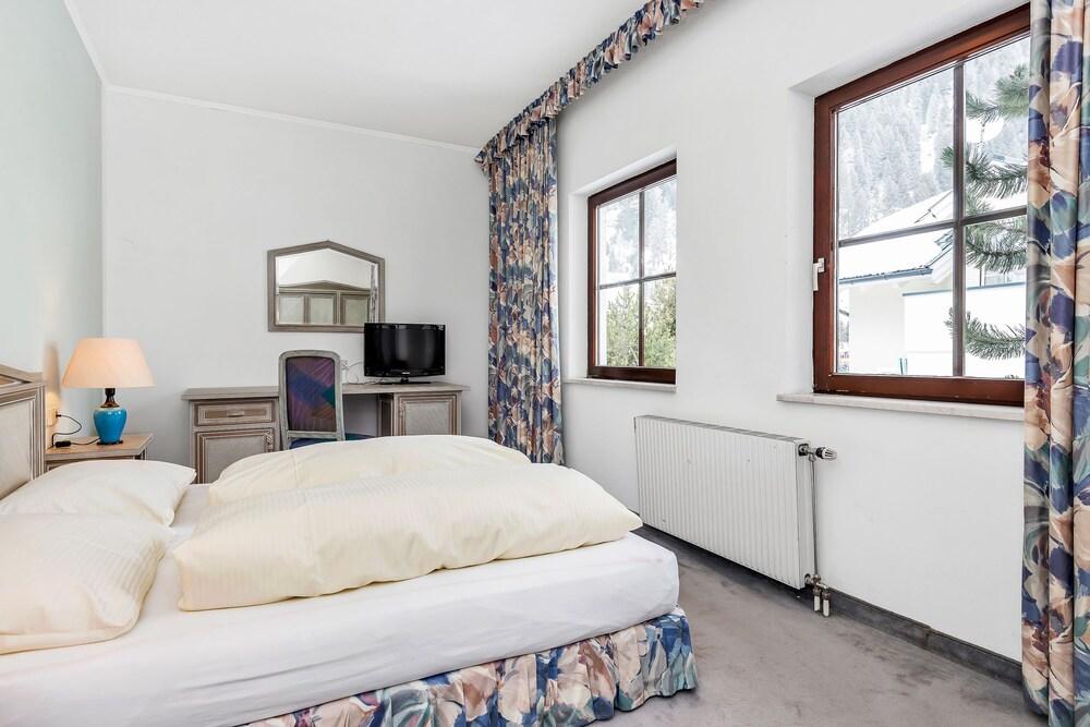 Pension Sylvia by Skinetworks