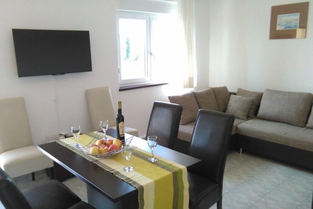 Two-bedroom apartment with sea view