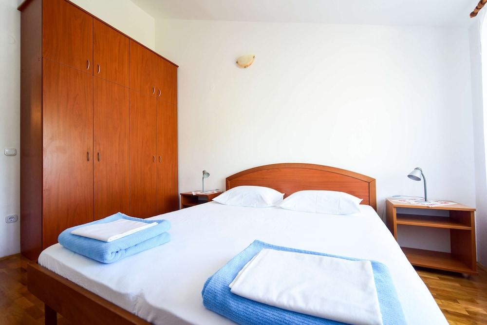 Deluxe Two-bedroom Apartment With a Jacuzzi Large Terrace With Garden