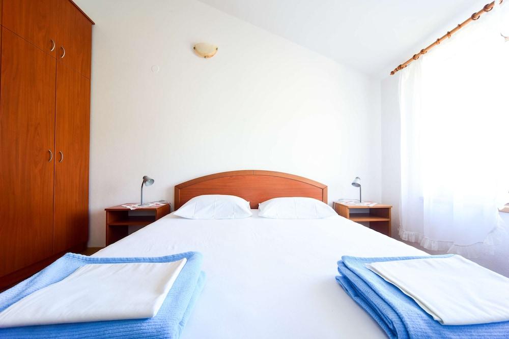 Deluxe Two-bedroom Apartment With a Jacuzzi Large Terrace With Garden