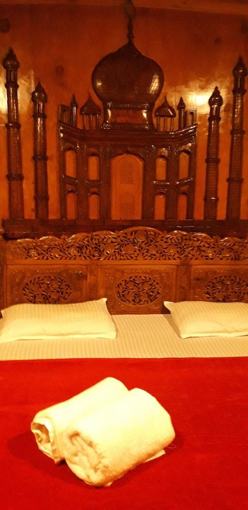 Golden Crest Houseboats