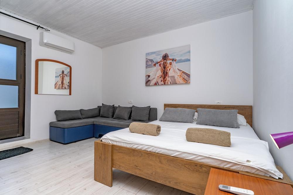 Sea View Apartments Pink & Floyd