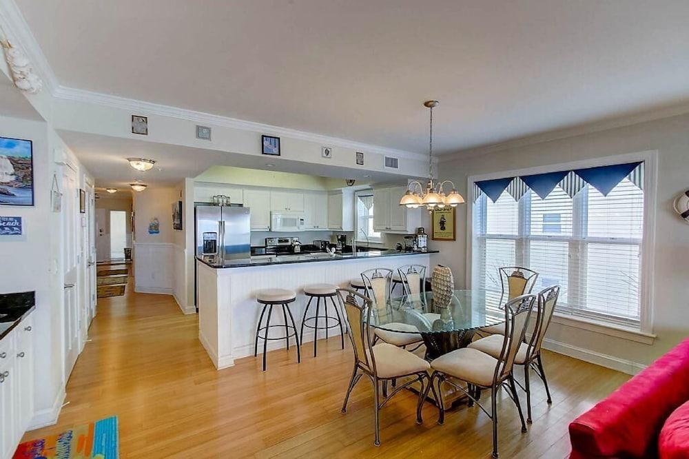 1010 Ocean Palms 201