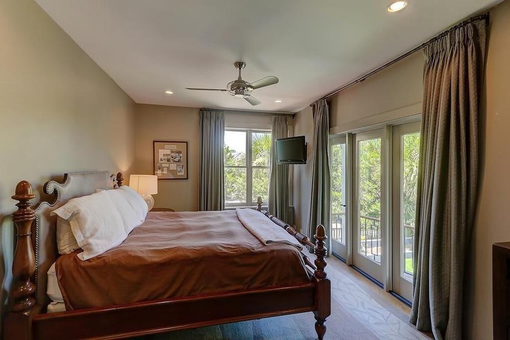 305 Carolina Boulevard