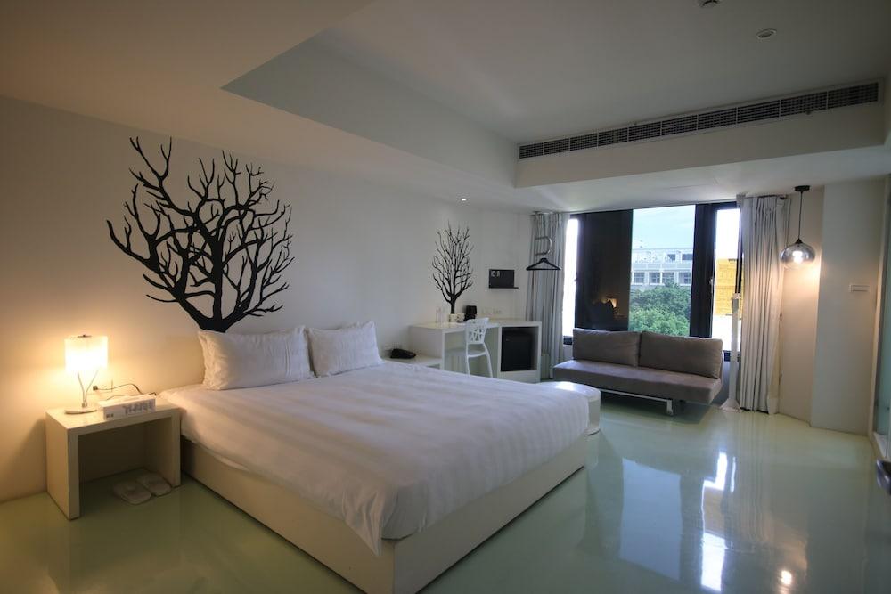 Papa Whale - Kaohsiung Formosa Boulevard