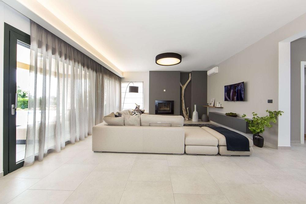 Spacious Villa With Private Pool and Jacuzzi in Porec