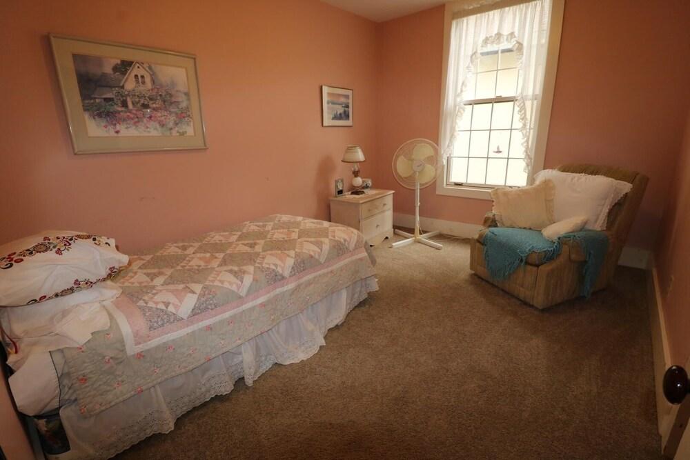 4 Simpson 6 Bedroom Home by Redawning