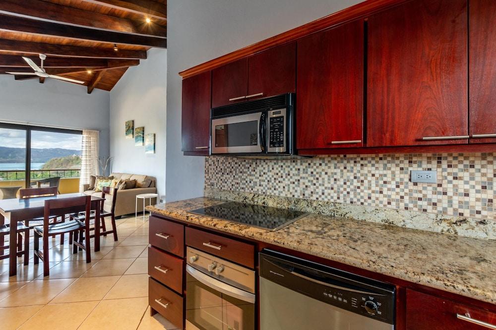 Modern - immaculate unit in Flamingo with spectacular ocean views