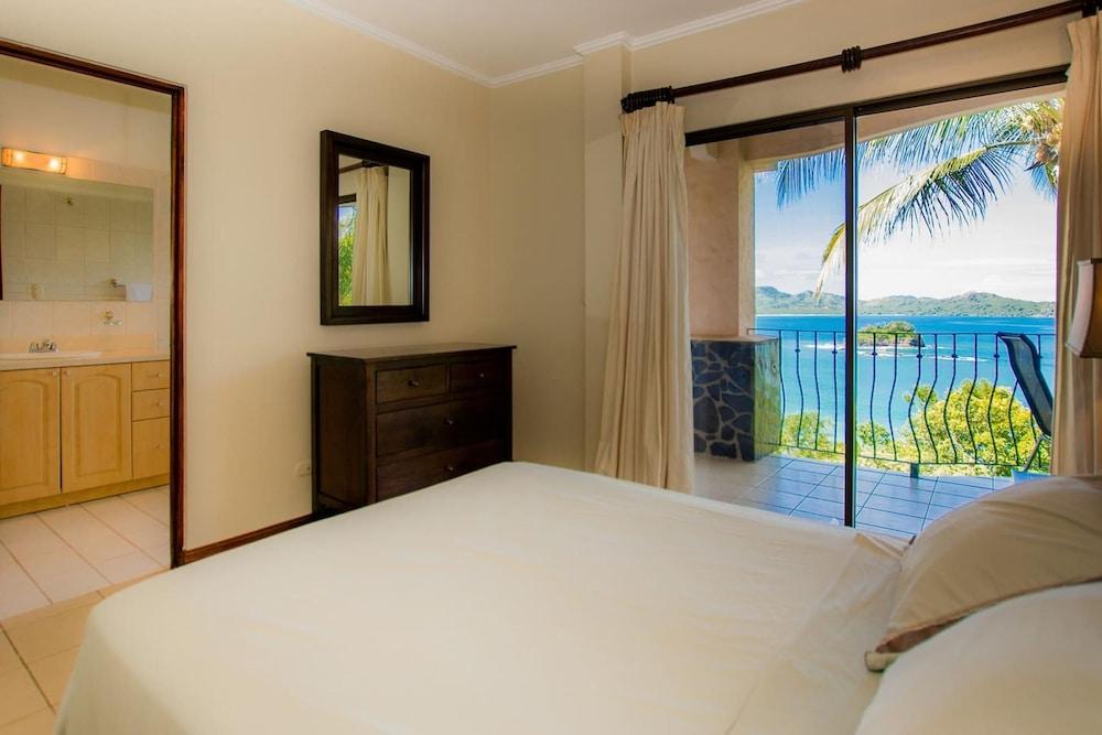 Beautiful Condo in Peaceful Cliffside Location with a Private Balcony & Stunning Ocean and Mountain Views