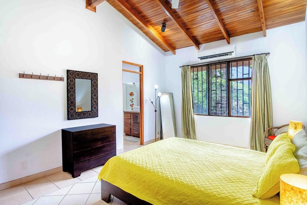 Tropical Condo with Spectacular Ocean Views, Panoramic Dining Terrace & Quick Walk to Beach