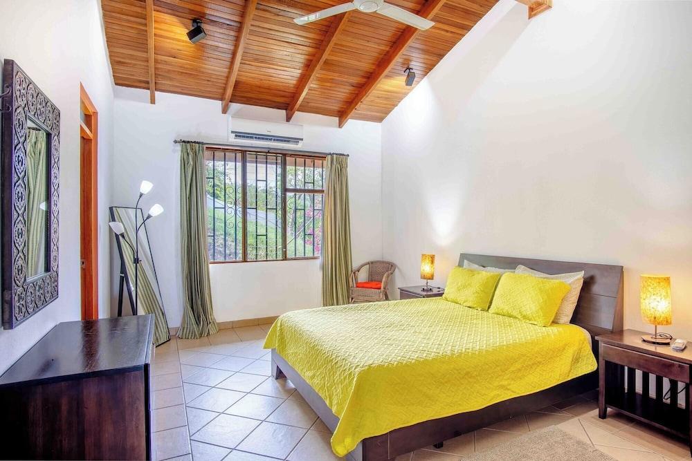 Tropical Condo with Spectacular Ocean Views, Panoramic Dining Terrace & Quick Walk to Beach