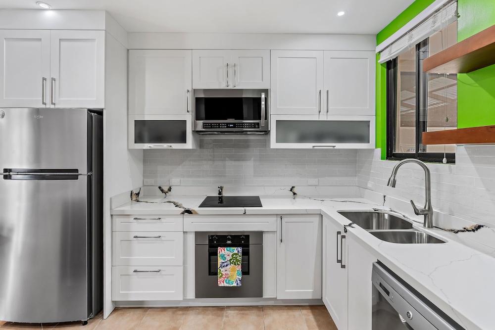 Colorful & Private 2-Bedroom Condo Just a Short Walk from the Beach