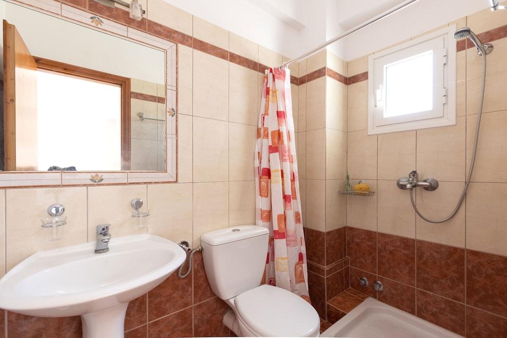 Dora Pool Studios by Konnect, 150m from the Beach