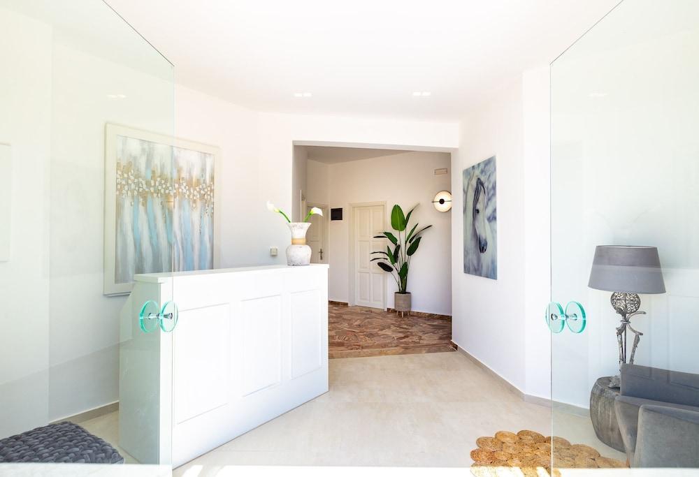 Pinelopi Beach Suites