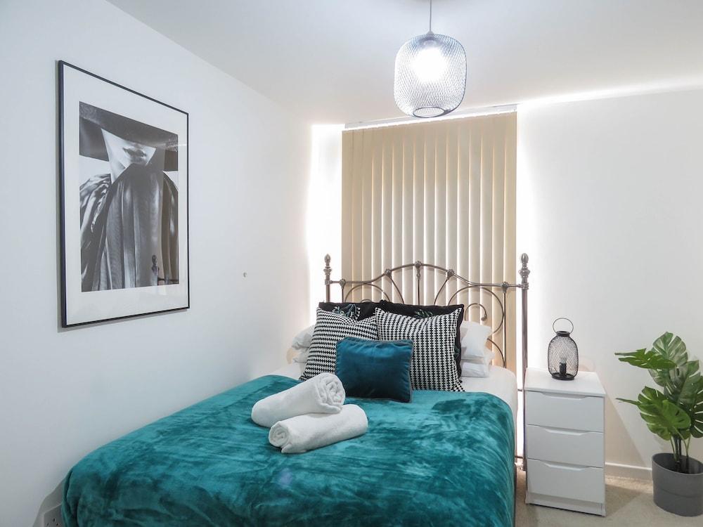 Tudors eSuites Apartment with 4 Beds