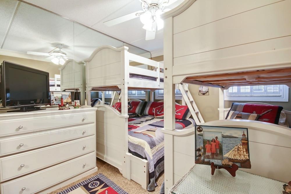 Redecorated Foreshore Condo with Spacious Balcony by RedAwning