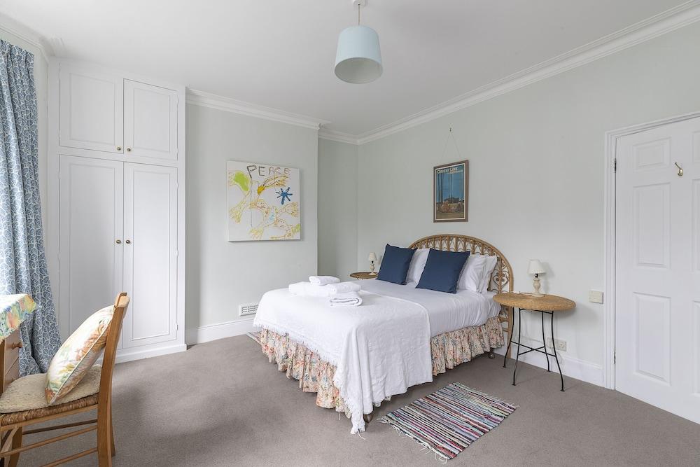 JOIVY Charming 3 bed house with a rooftop terrace