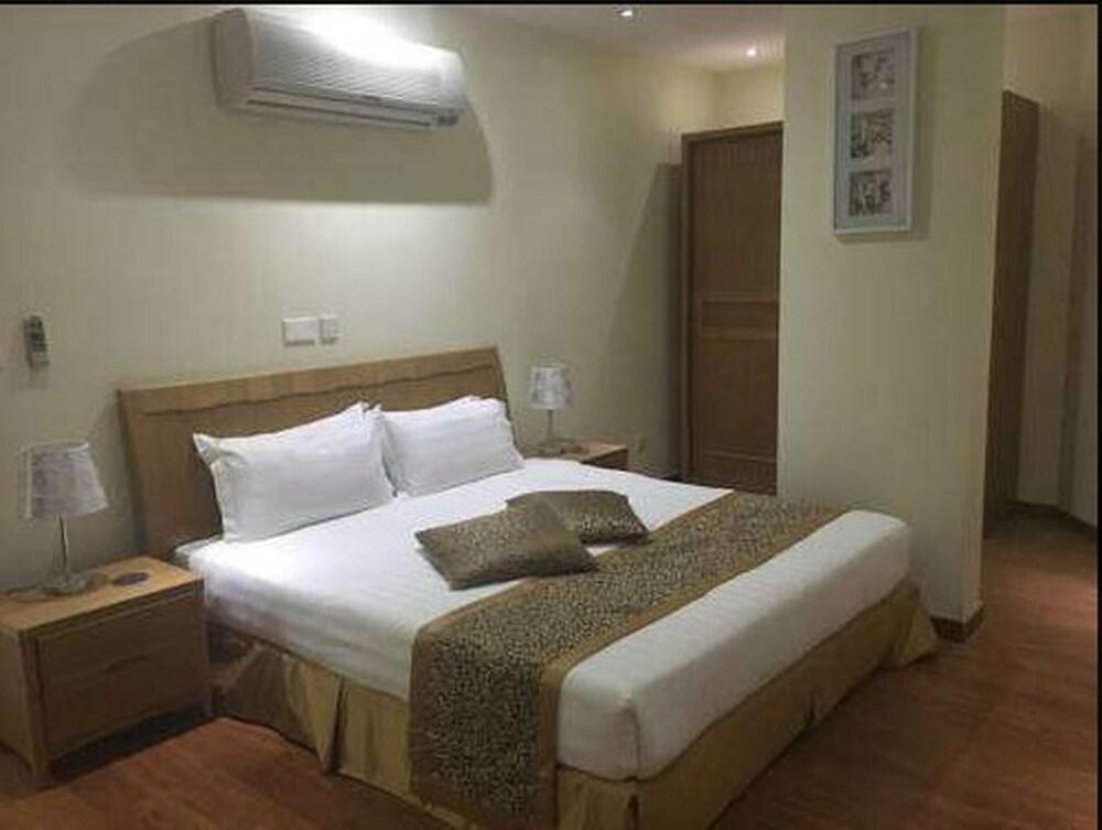 OYO 482 Sewan Hotel Apparments