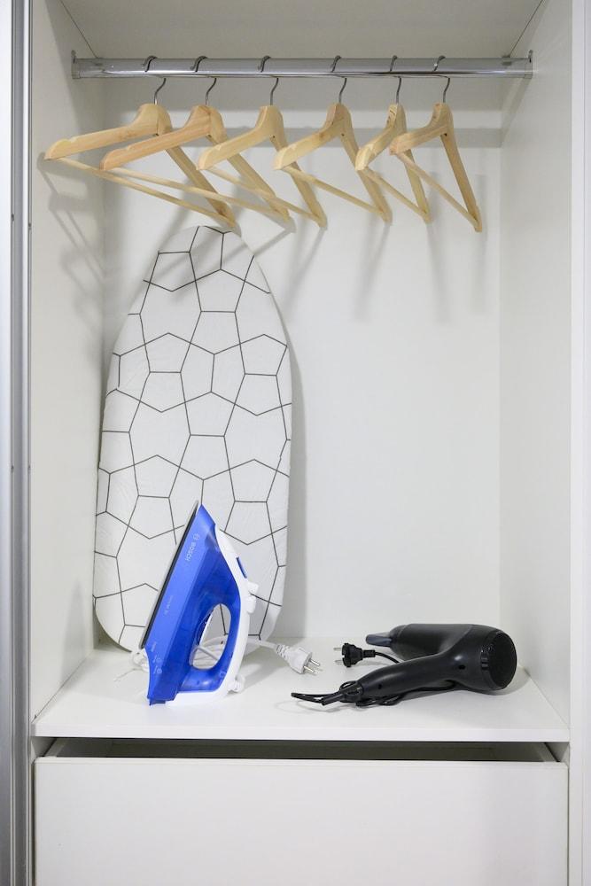 Stylish Koukaki Apartment by Cloudkeys