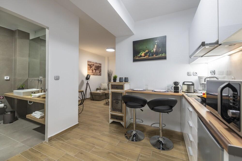 Cute Apartment near Acropolis by Cloudkeys