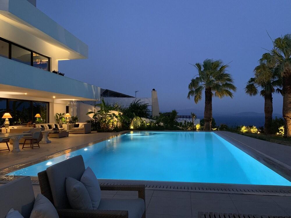 Luxury Villa Marathon