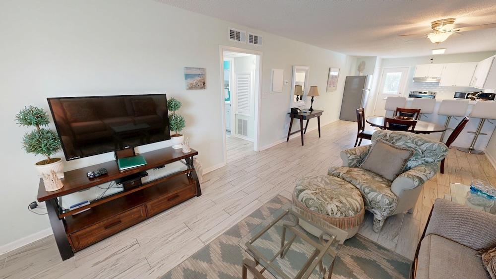 Venus 308 overlooking pool Easy Beach Access by RedAwning