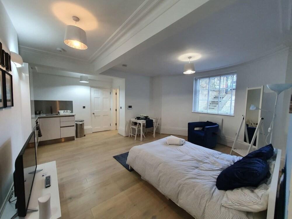 Lux Kings RD City Centre Studio Apartment Reading