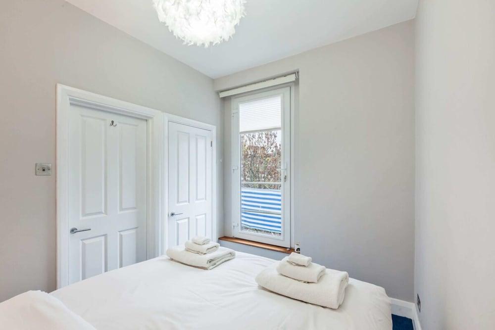 Modern 2 bed Flat, West Kensington, Sleeps 4