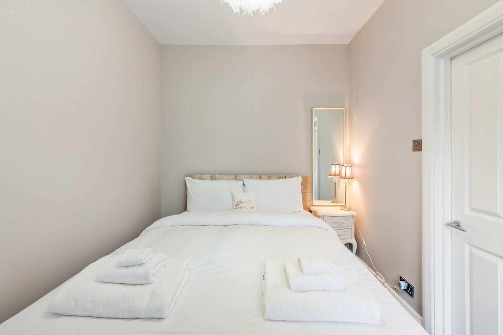 Modern 2 bed Flat, West Kensington, Sleeps 4