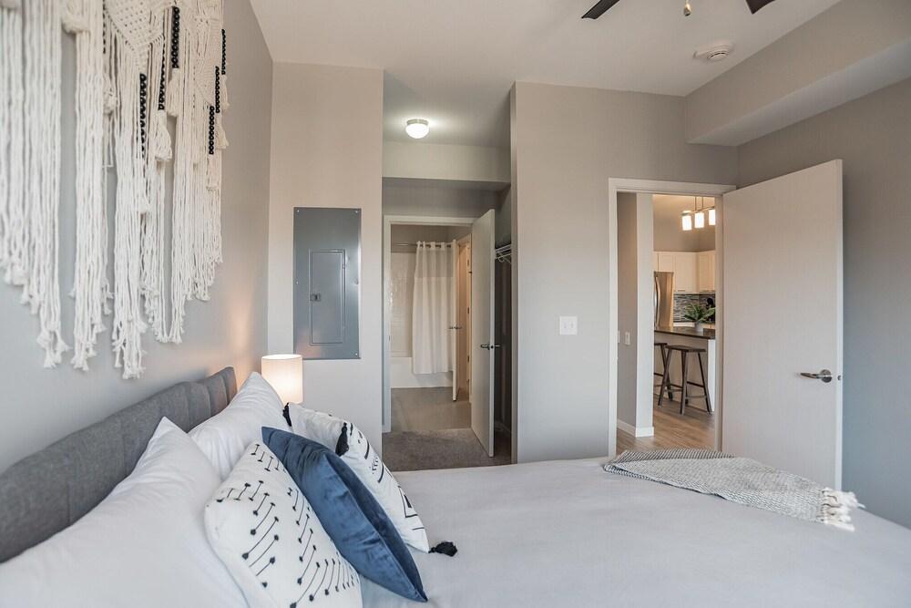 FRONTDESK Confluence on 3rd Apt Downtown Riverwalk Trails