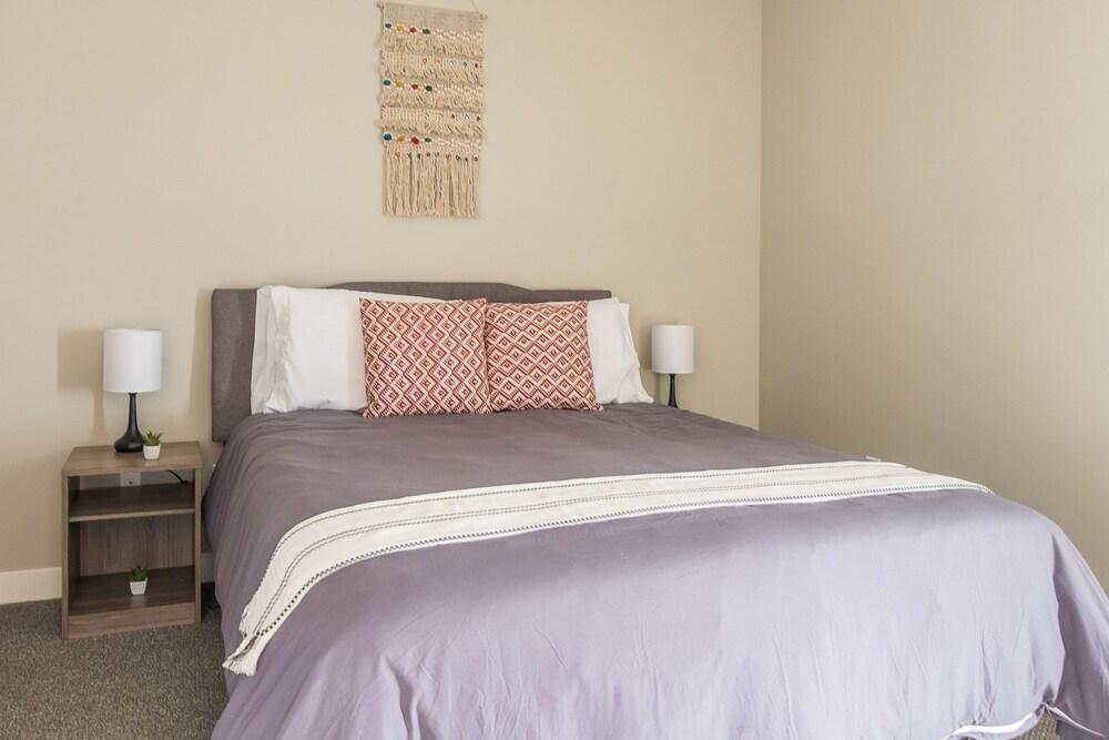 FRONTDESK 20 6th St Apts NE Minneapolis Riverfront District