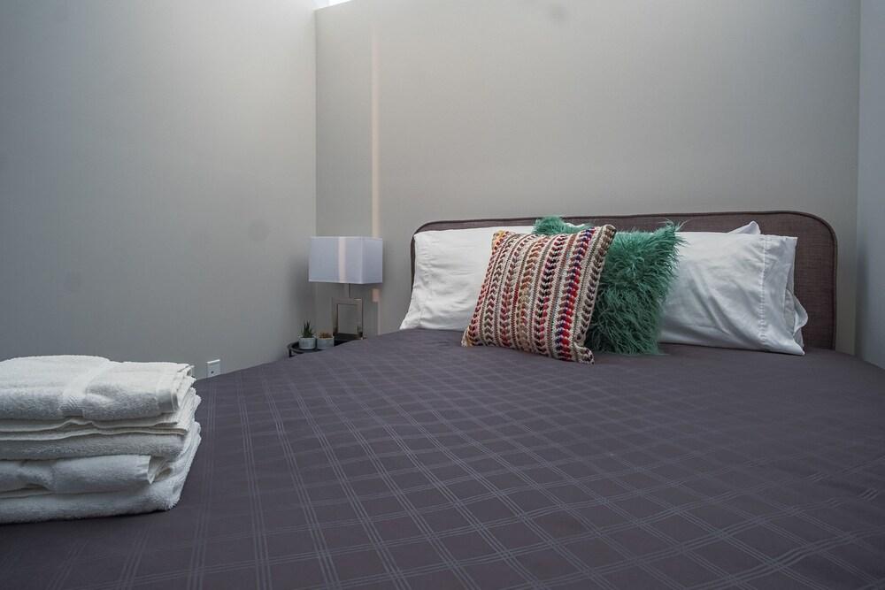 FRONTDESK 735 West Apts Westown Milwaukee