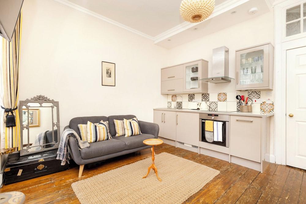 JOIVY Royal Mile Tower Apartment