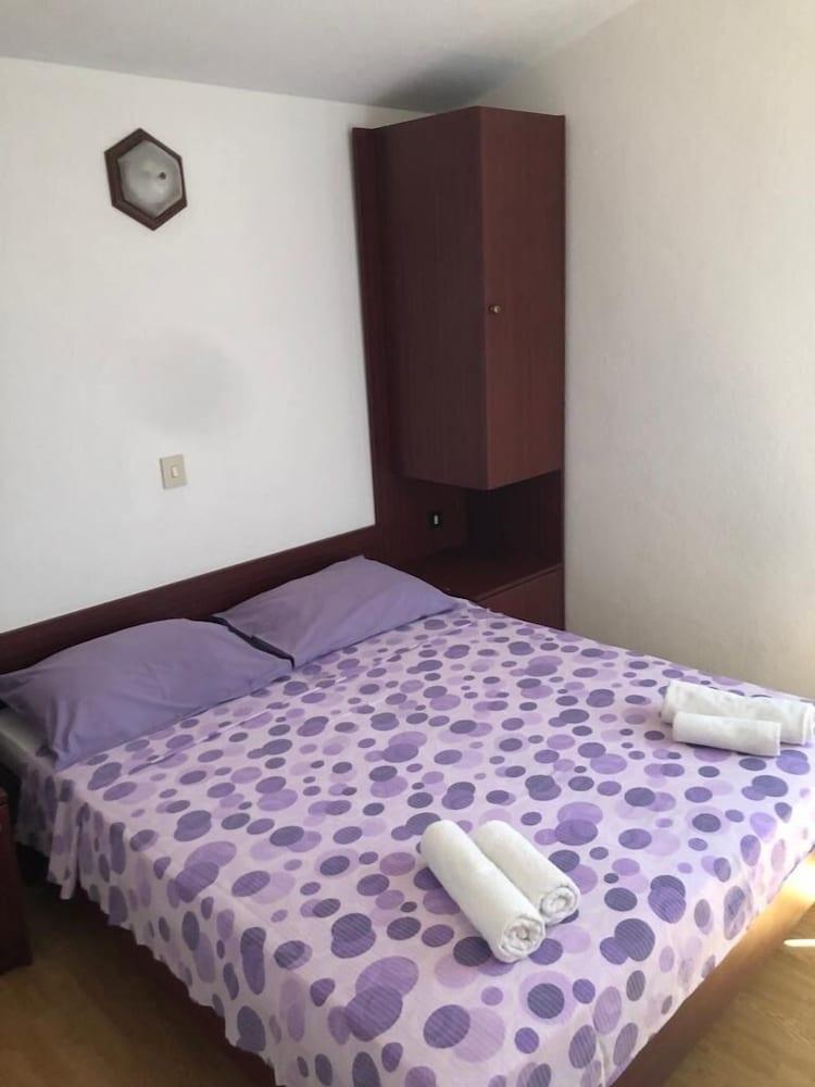 Apartment With Private Parking Or Garage