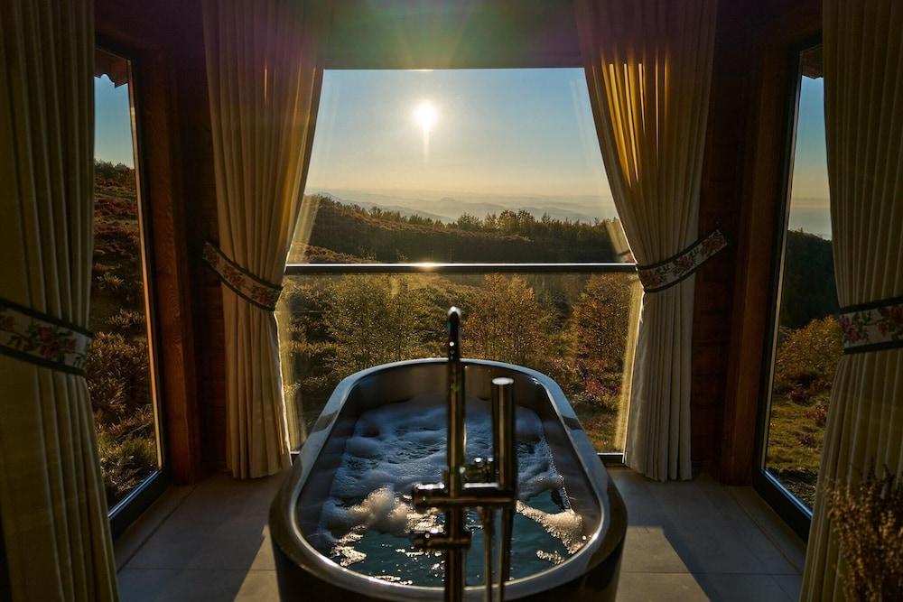 Flora Handüzü Resort & Wellness Bungalow Hotel