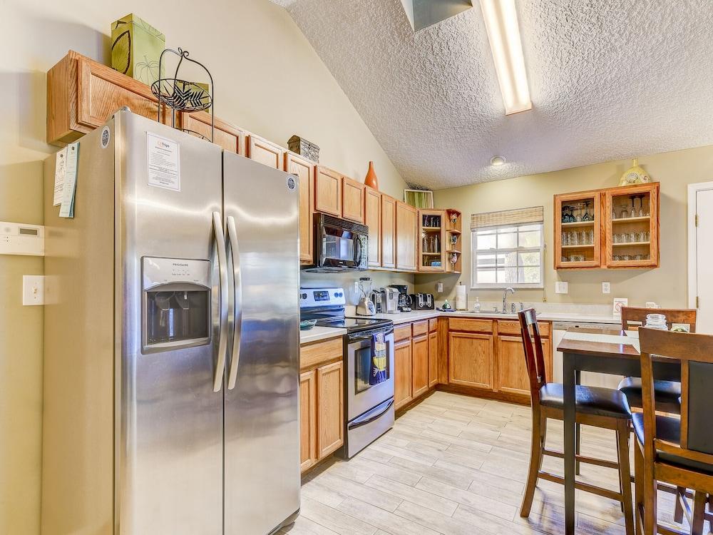 Avery's Beach Bungalow by Distinctive Beach Rentals