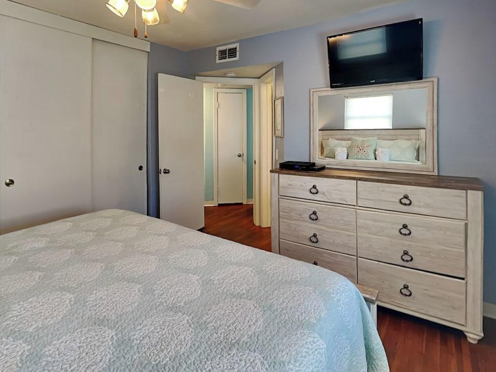 Plaza Cottage by Distinctive Beach Rentals