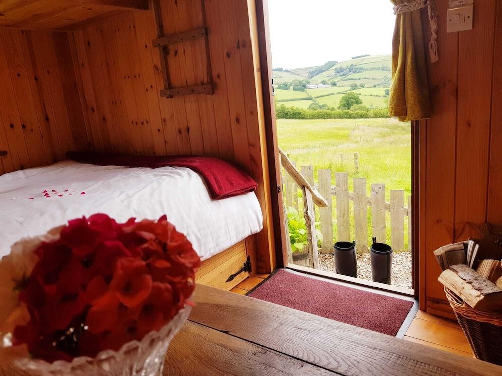 Cozy Cabin Retreat - Sleeps 2 & a Child