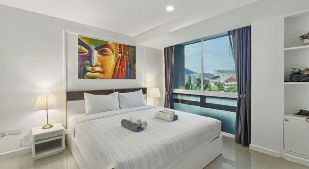 Kris - Modern Spacious 2 Bedroom Condo With Pool