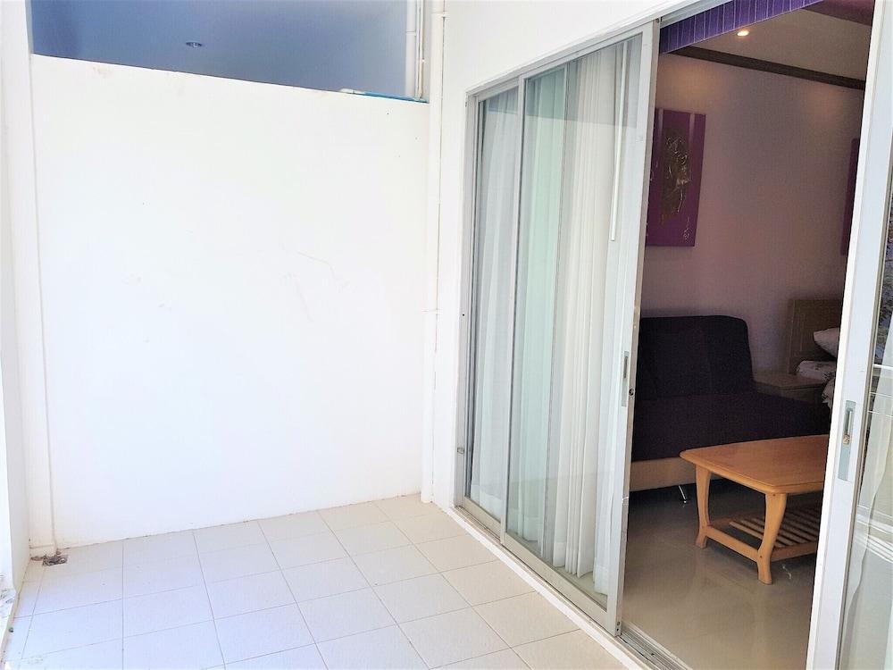 Spacious 3rd Floor Studio at Baan Suan Lalana