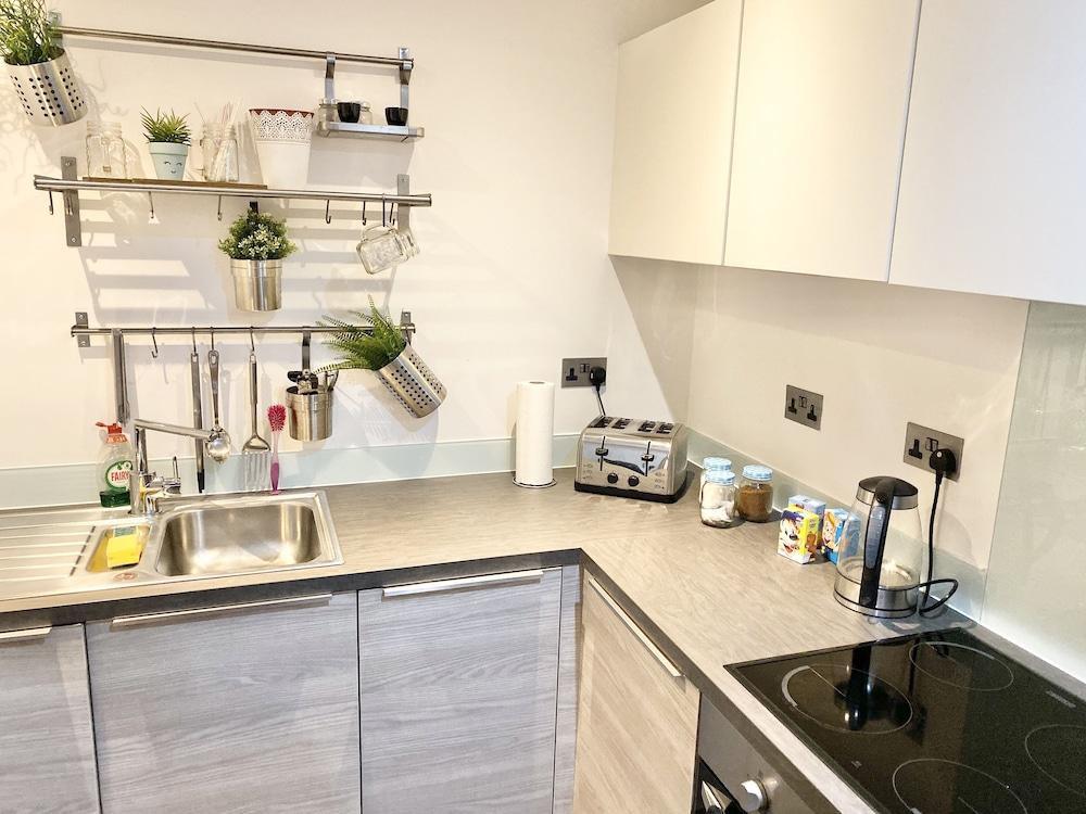 2-bed Apartment Parking Deep Cleaned Professionally